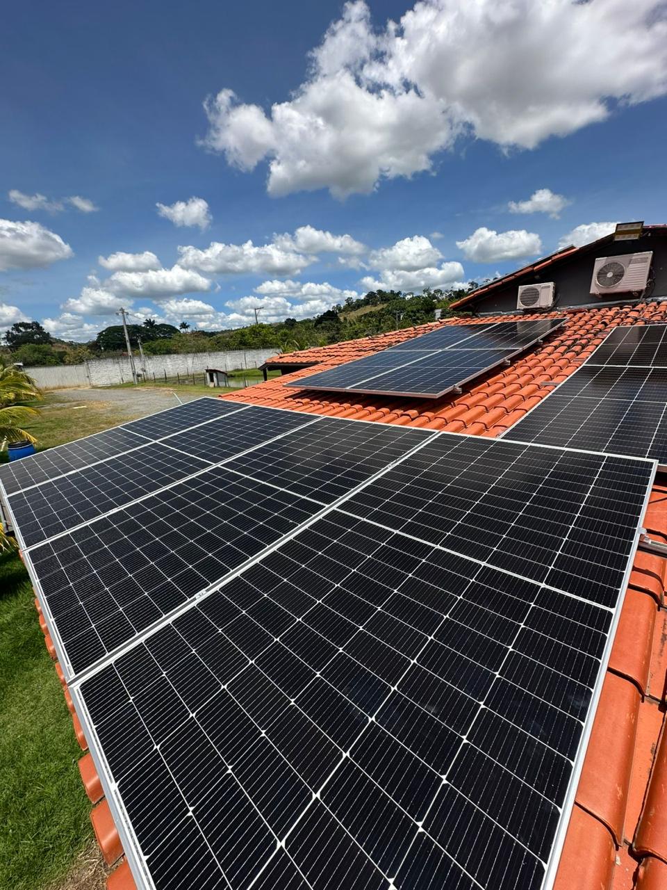 Painéis fotovoltaicos instalados em residência
